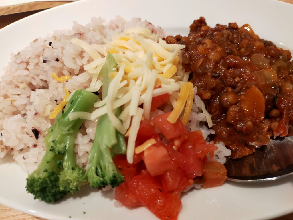 「レタスやブロッコリー、トマトとひき肉ソース、白いごはんを盛り付けたタコライス風ワンプレート料理のアップ写真」