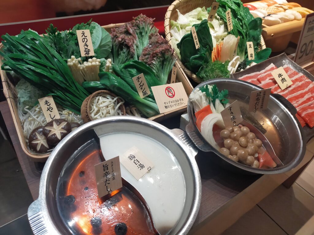 「ステンレスボウルにきのこ類やカット野菜、鍋用具材が並ぶしゃぶ菜の野菜・具材ビュッフェコーナー」