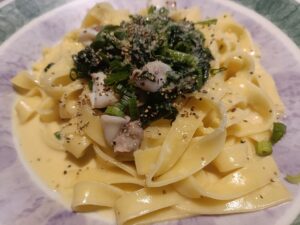 鎌倉パスタの生パスタ料理、クリームソースのパスタに薬味や具材がのった一皿