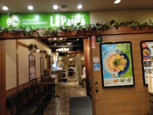 ラパウザの店舗入口と看板（La Pausaロゴ）が見える外観写真