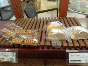 イタリアントマトの店頭でパンと焼き菓子が並ぶ陳列棚の様子