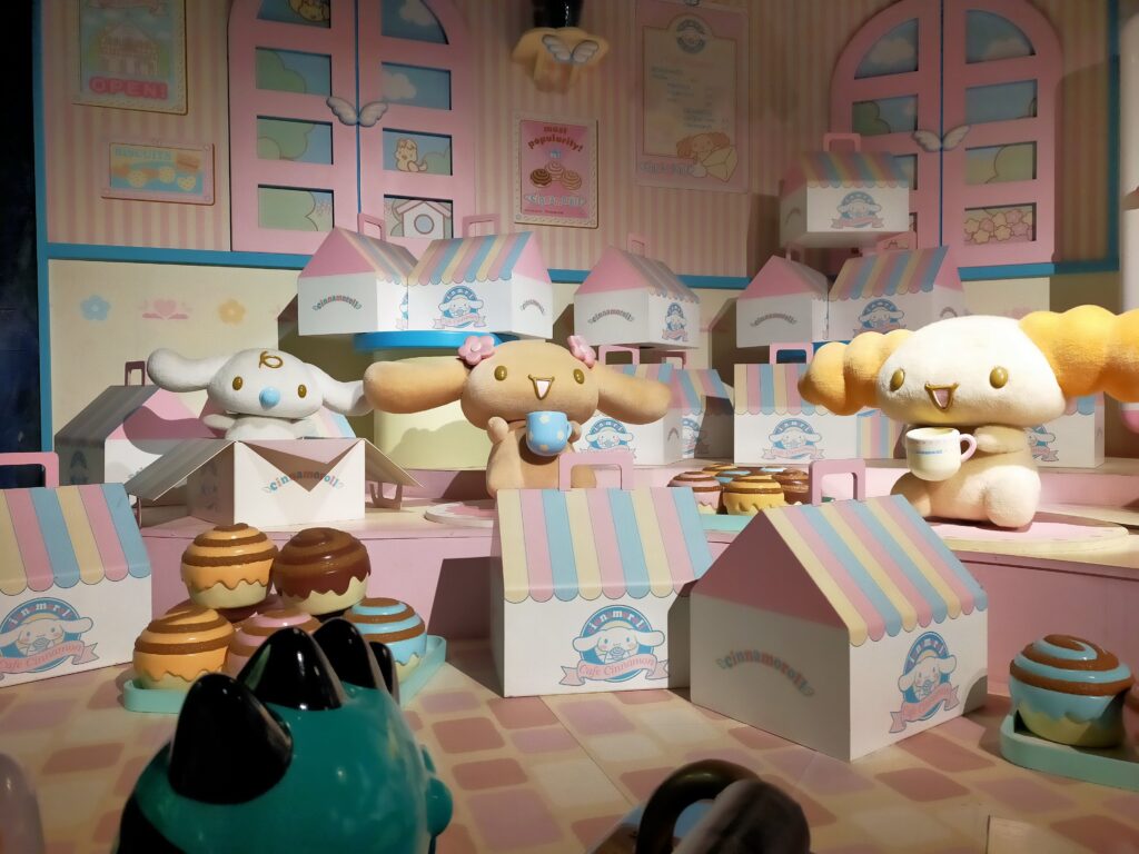 「サンリオピューロランド館内で、サンリオキャラクターのぬいぐるみやカラフルなボックスが並ぶフォトスポット」