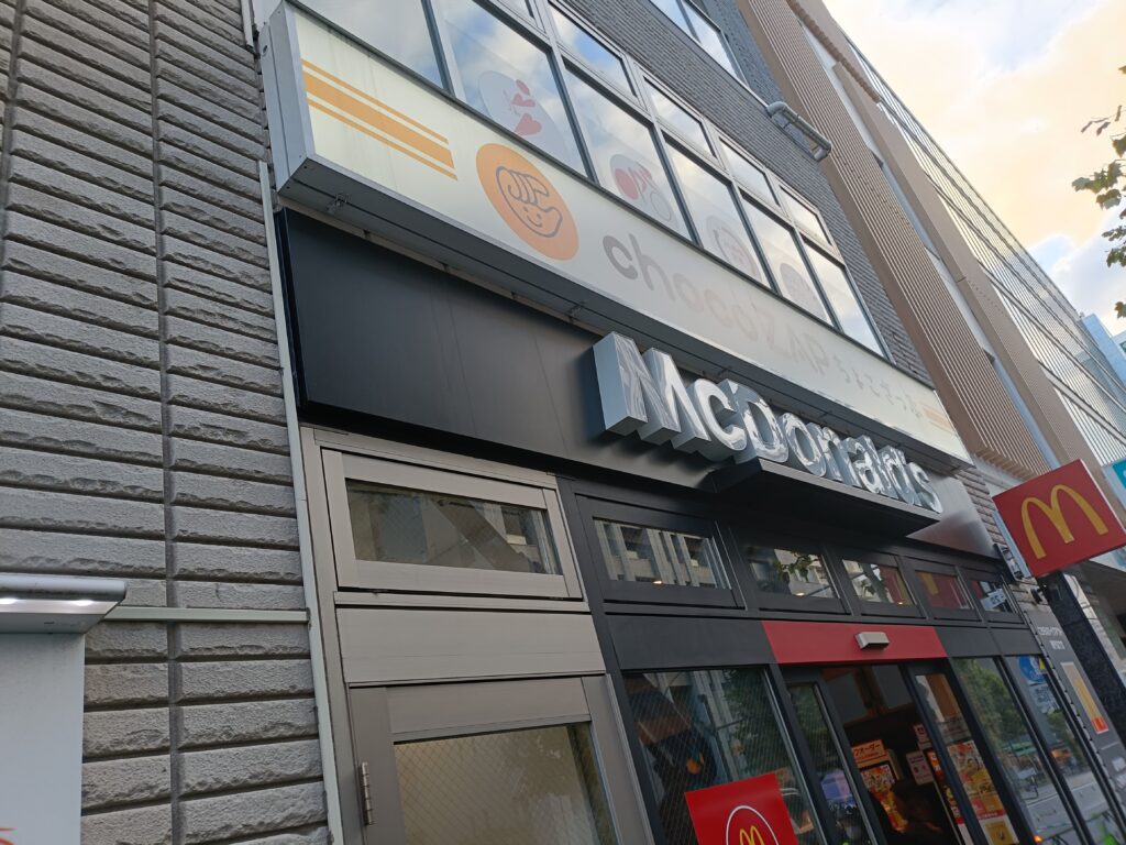 chocoZAPが入るビルの外観写真。周辺の店舗看板が見える通り沿いの入口付近。