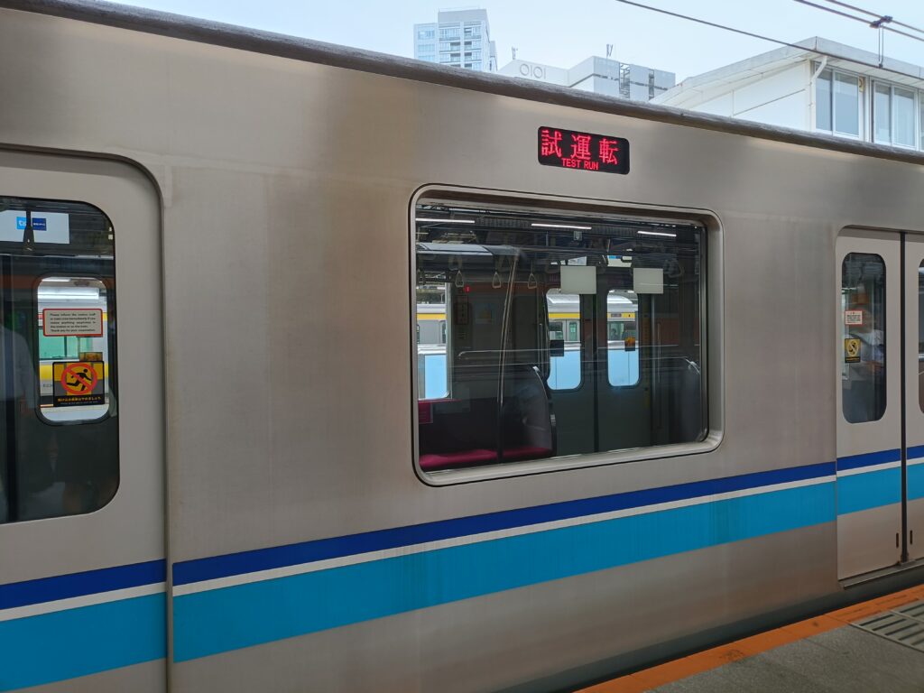 ホームに停車中の東京メトロ車両。窓付近に赤い試運転表示が見える。