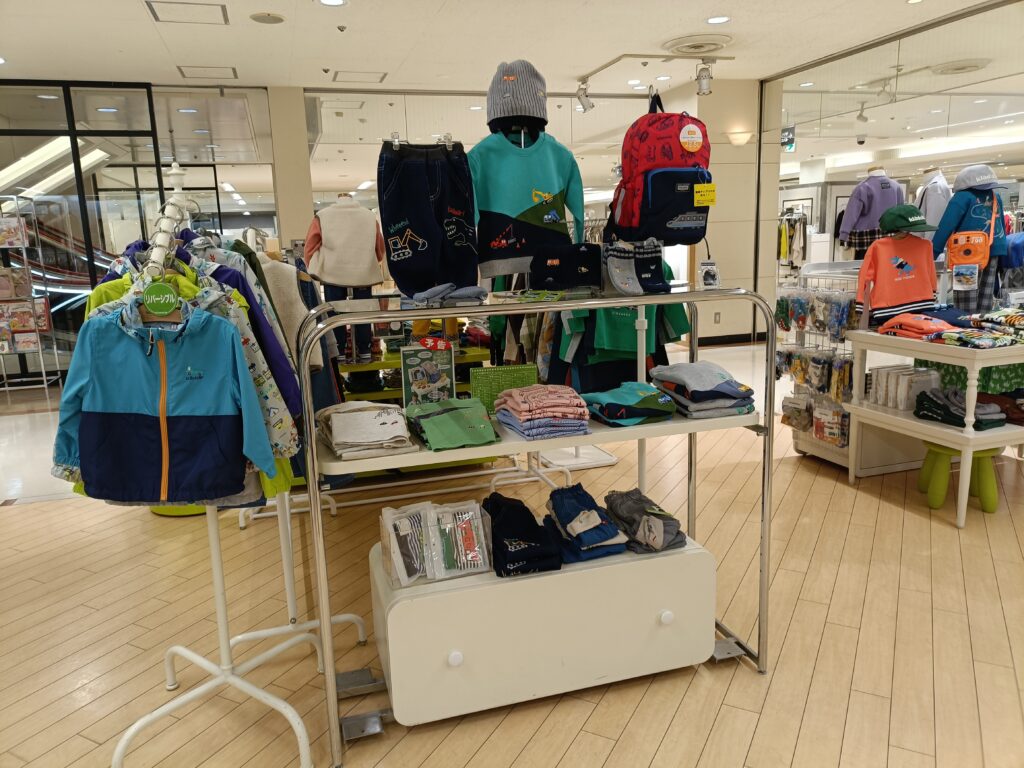 kladskap（クレードスコープ）の子ども服売り場の様子。色鮮やかなトップスやコーディネートが並ぶ店内ディスプレイ。
