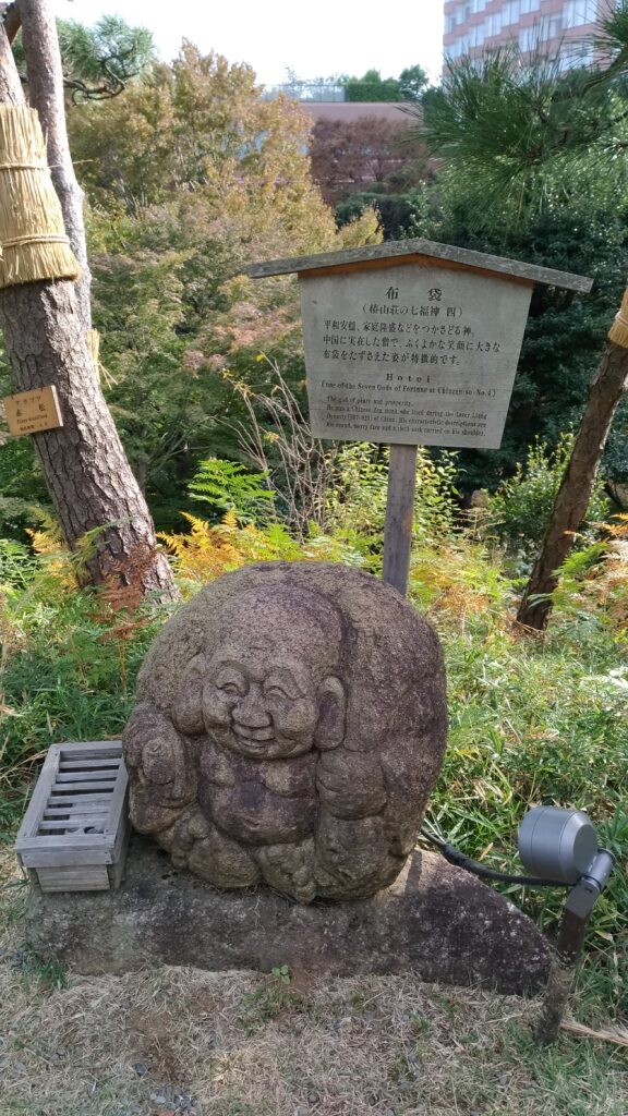 ホテル椿山荘東京の庭園内にある石像と案内板のある散策スポット